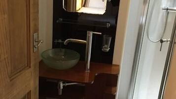 Twin Room | Bathroom | Shower, free toiletries, hair dryer, towels