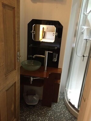 Twin Room | Bathroom | Shower, free toiletries, hair dryer, towels - Cameron House Hotel (Oban)