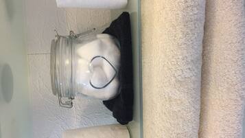 Twin Room | 1 bedroom, iron/ironing board, free WiFi, bed sheets