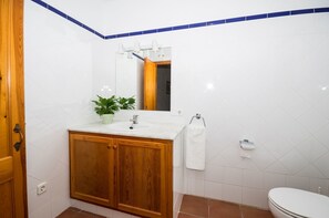 Villa, 3 habitaciones, alberca privada | Lavabo en el baño