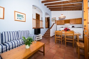 Villa, 3 habitaciones, alberca privada | Área de sala de estar | Televisión de pantalla plana y reproductor de DVD