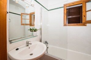 Villa, 3 habitaciones, alberca privada | Baño | Regadera y toallas