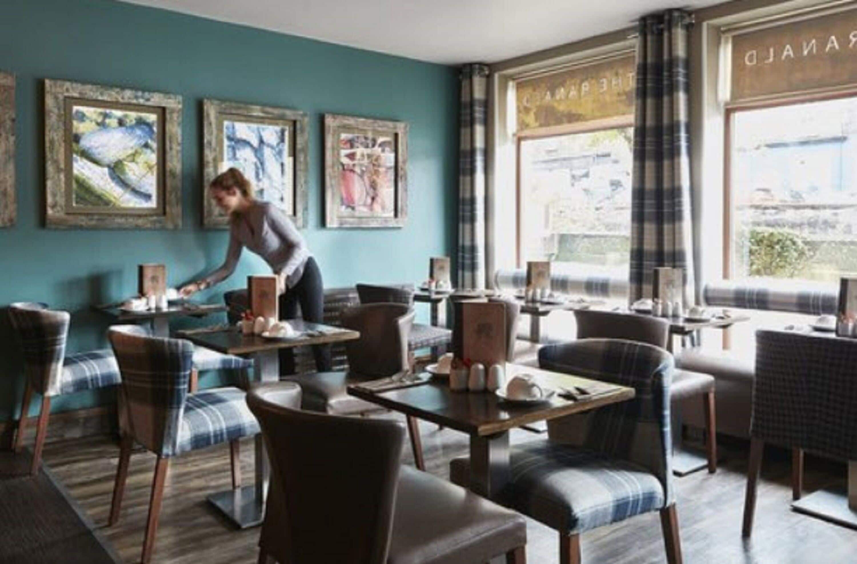 Daily cooked-to-order breakfast (GBP 10 per person)