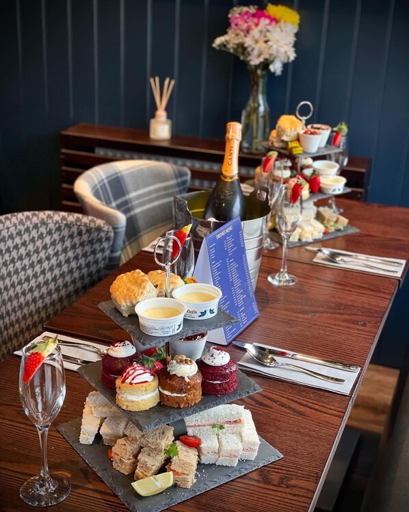 Bar (on property) - The Ranald Hotel (Oban)