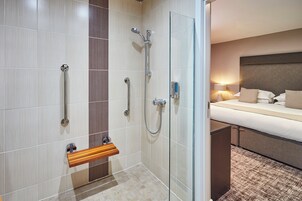 Grand (with Wheelchair access) | Bathroom | Shower, free toiletries, hair dryer, towels