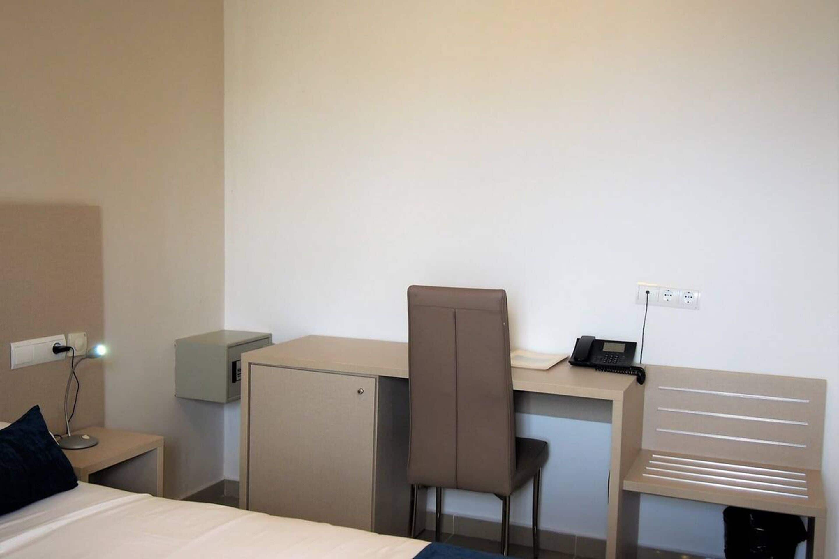 1 bedroom, desk, blackout curtains, cots/infant beds