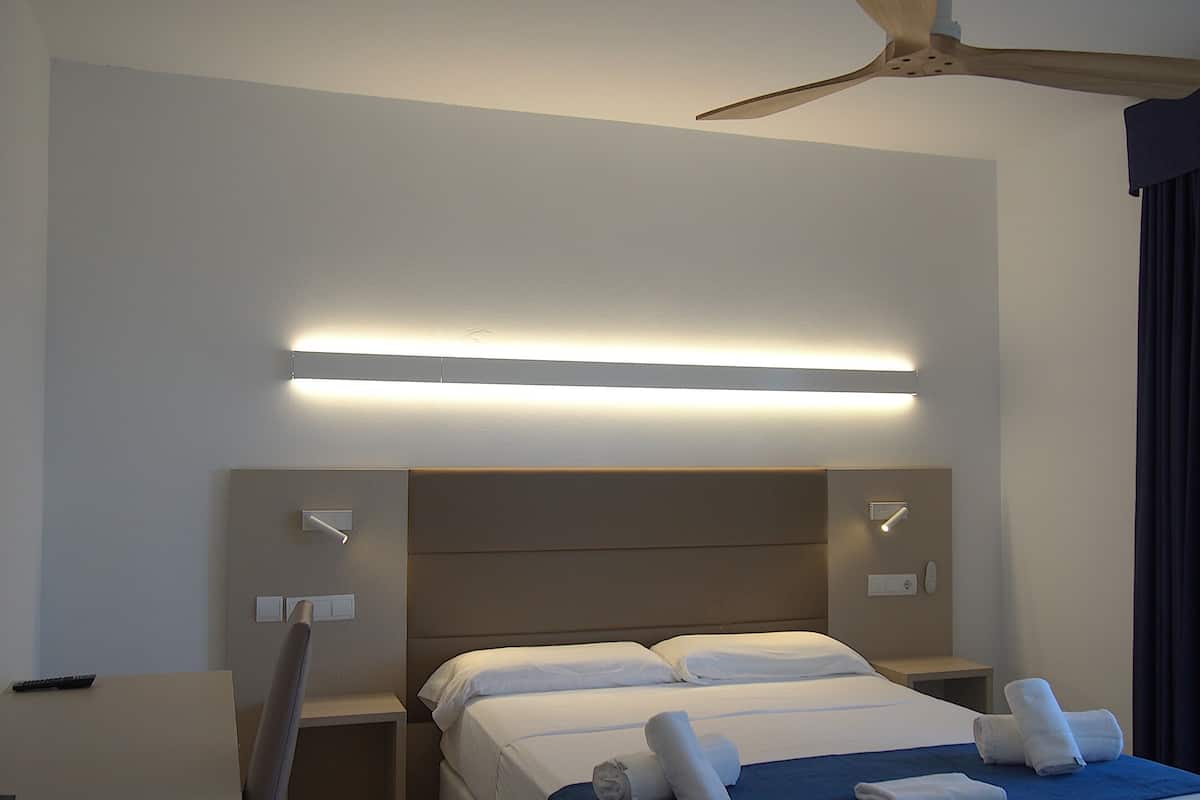 Superior kamer, terras, gedeeltelijk uitzicht op oceaan | 1 slaapkamer, een bureau, verduisterende gordijnen, babybedden