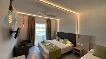 Premium kamer, balkon, gedeeltelijk uitzicht op oceaan | Een bureau, verduisterende gordijnen, babybedden, gratis wifi