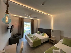 Rom – premium, balkong, delvis havutsikt | Skrivebord, blendingsgardiner, barnesenger og wi-fi (inkludert)