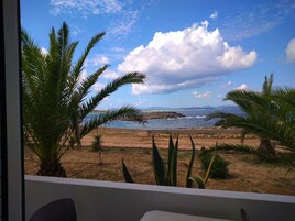 Habitación superior, terraza, vistas parciales al mar | Vistas desde la habitación