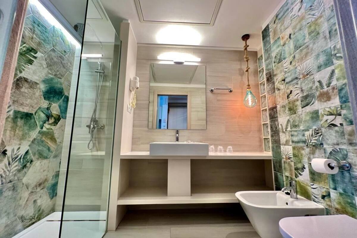 premium room, balcony, partial ocean view | bathroom | free toiletries, towels