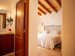 Appartement, 2 chambres, terrasse | Salle de bain | Articles de toilette gratuits, sèche-cheveux, peignoirs, chaussons