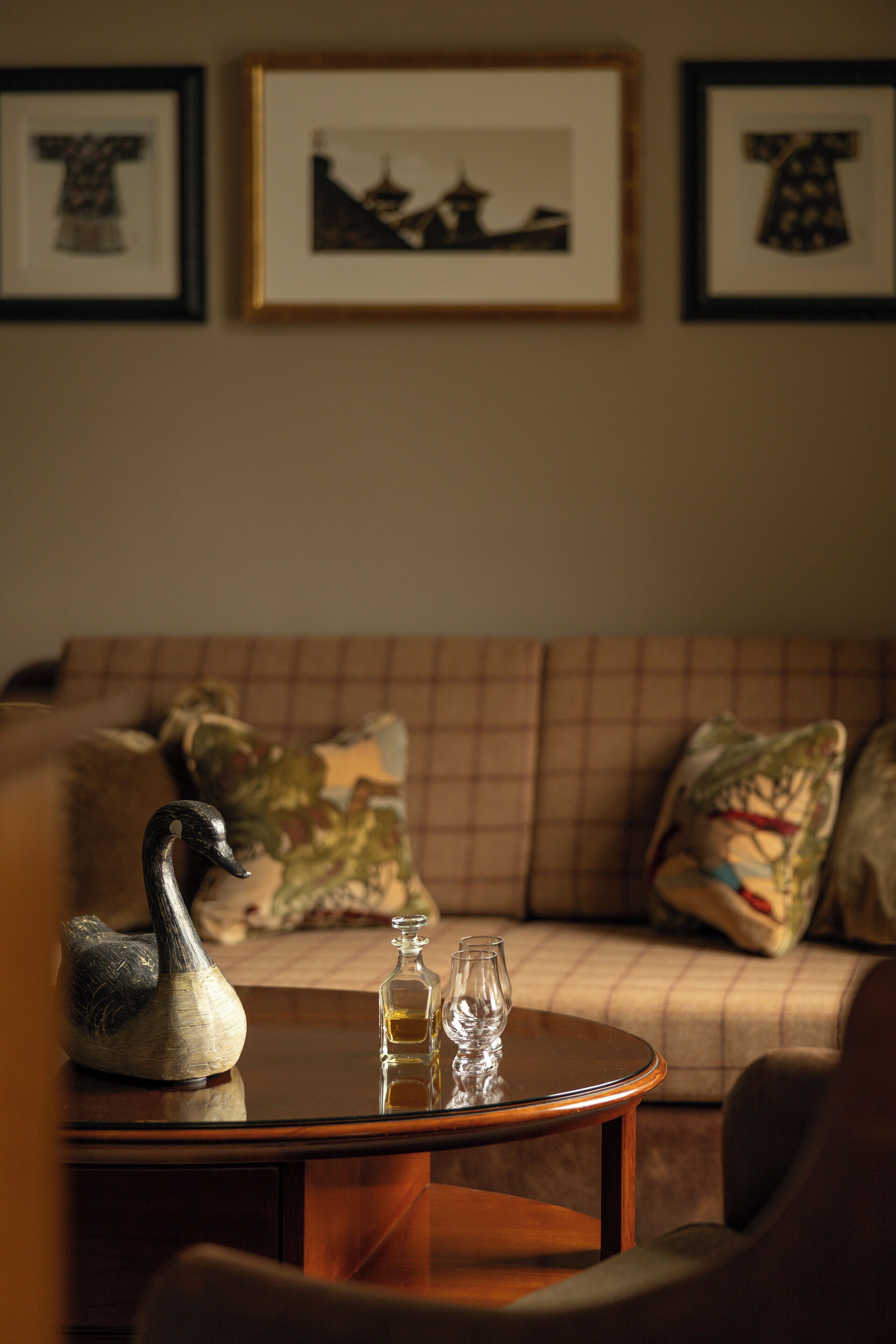 junior suite | living area | flat-screen tv