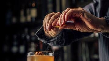 Una persona sirviendo una bebida en un vaso.
