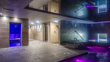 Una piscina cubierta