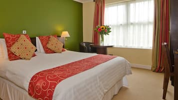 Habitación individual Deluxe | Escritorio, tabla de planchar con plancha, wifi gratis y ropa de cama