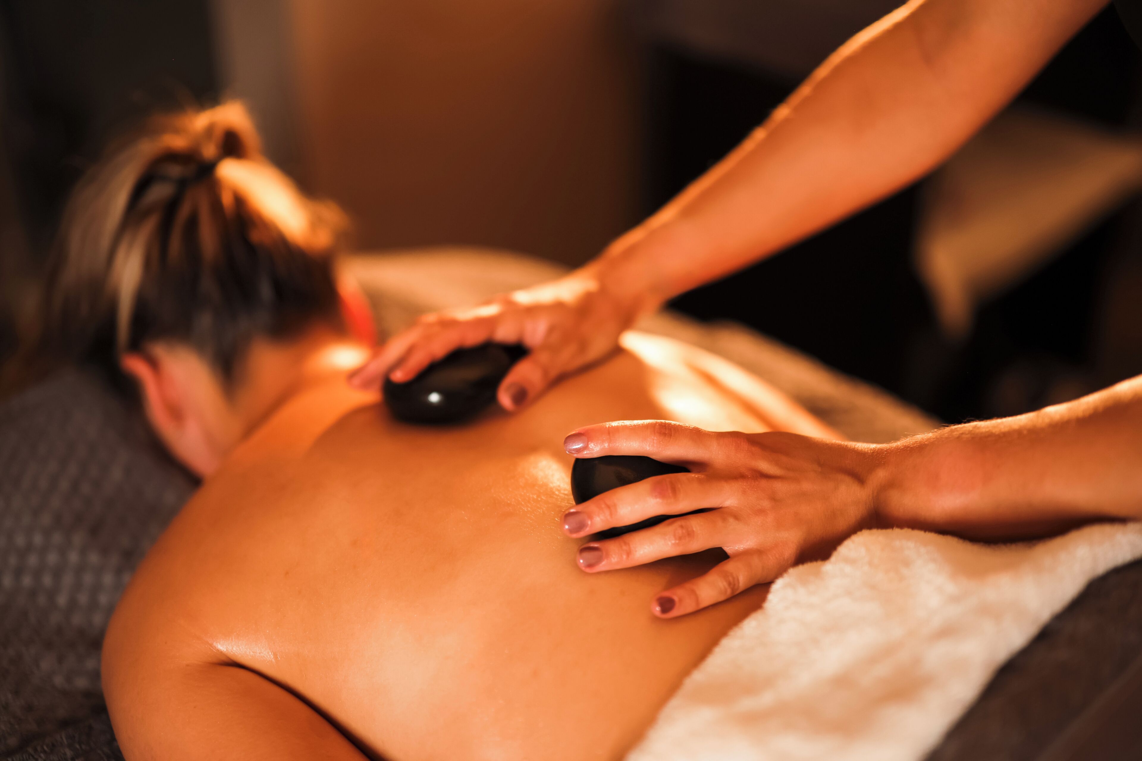 Eine Person erhält eine Rückenmassage mit einem Massagegerät.
