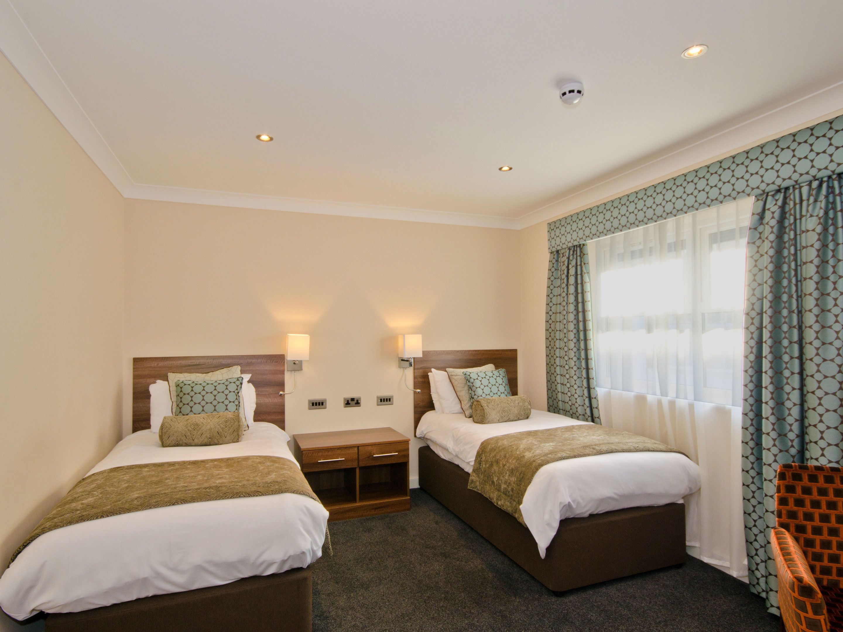 luxury twin room | desk, iron/ironing board, free wifi, bed sheets