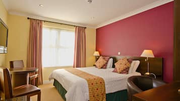 Habitación individual Deluxe | Escritorio, tabla de planchar con plancha, wifi gratis y ropa de cama