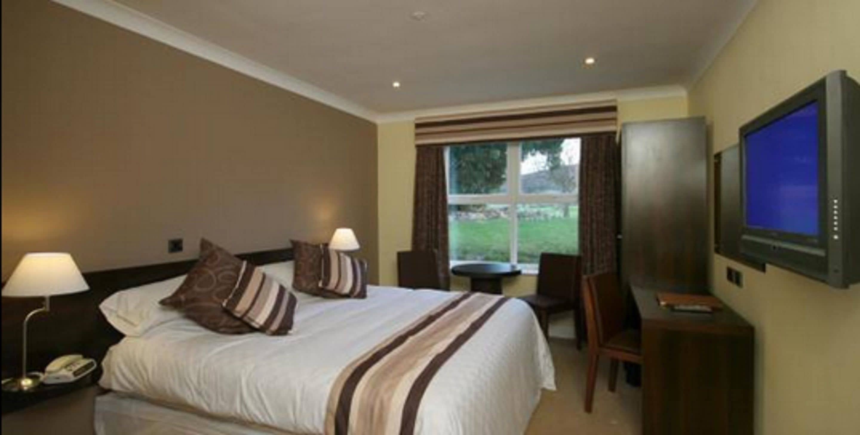 standard double room | desk, iron/ironing board, free wifi, bed sheets