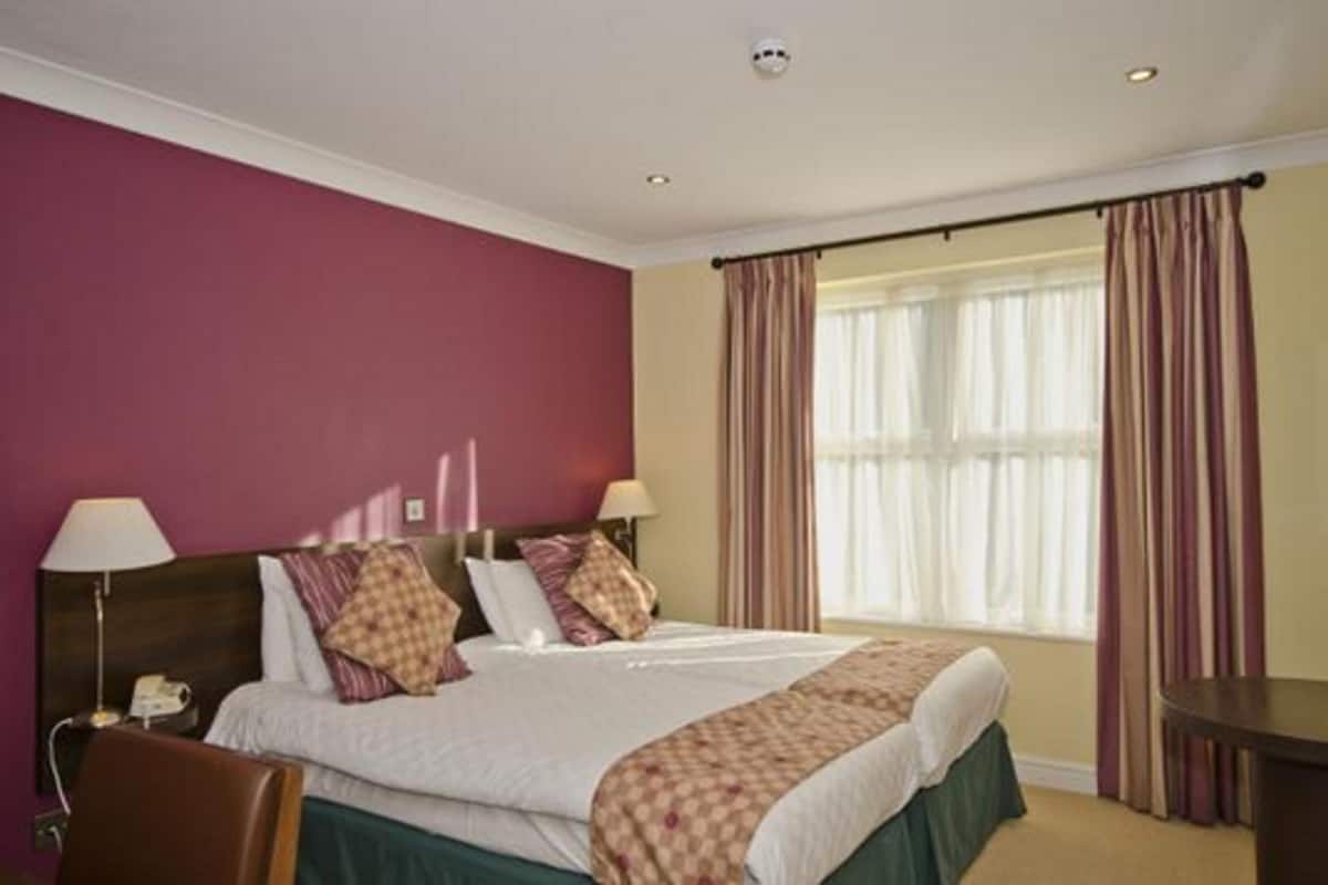 Desk, iron/ironing board, free WiFi, bed sheets