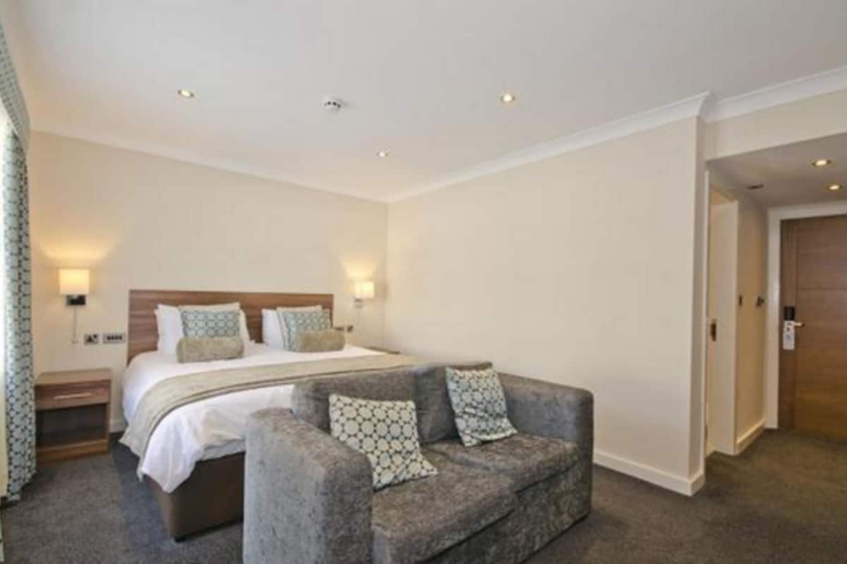 Desk, iron/ironing board, free WiFi, bed sheets