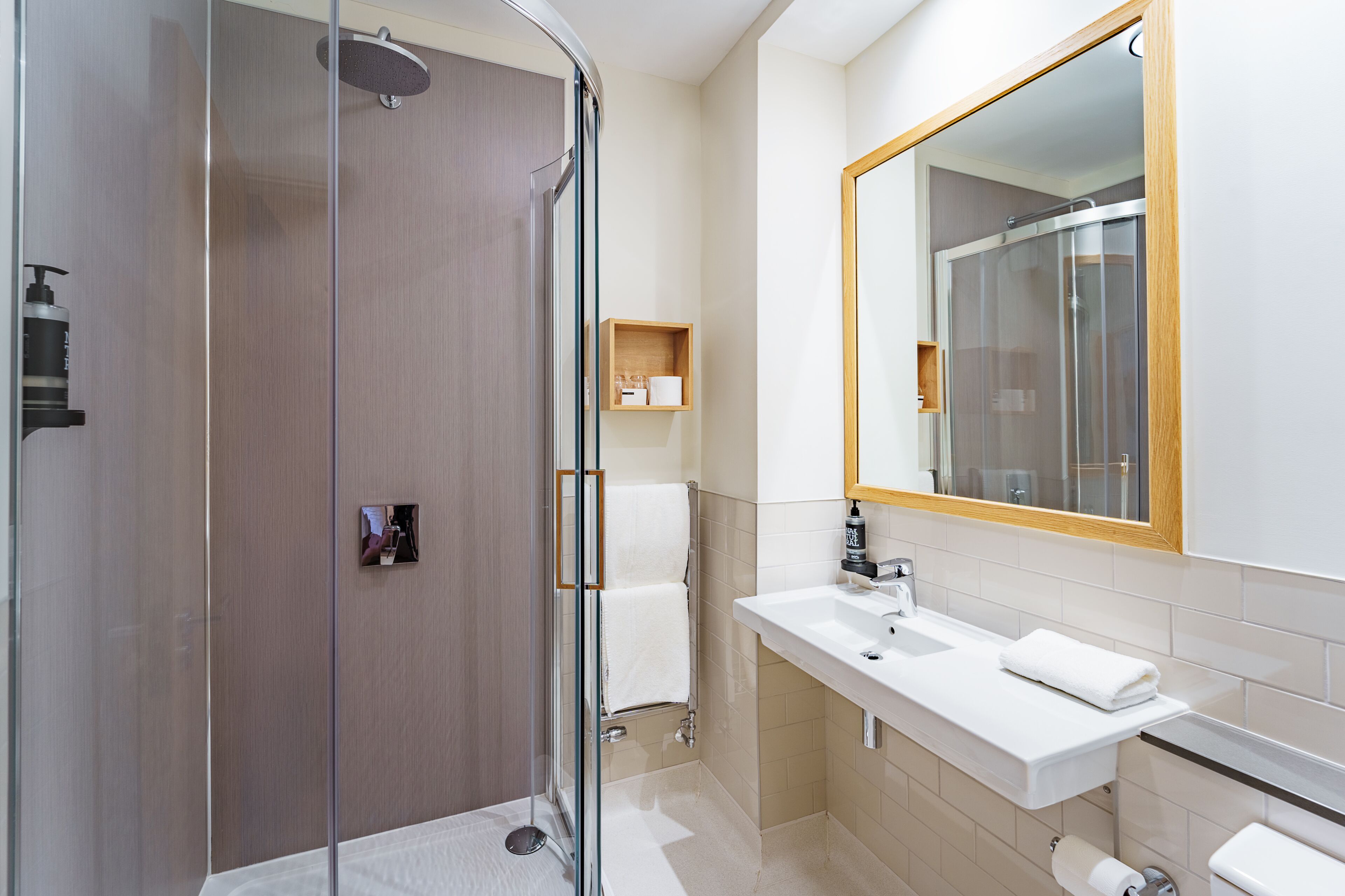 Tweepersoonskamer | Badkamer | Een regendouche, gratis toiletartikelen, een haardroger, handdoeken