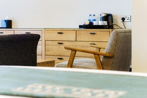 Quarto duplo | Escrivaninha, espaço de trabalho para notebook