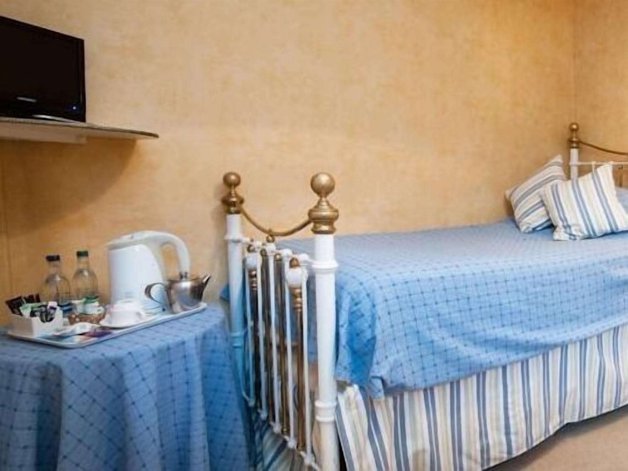 single room, ensuite (shower - room 7)