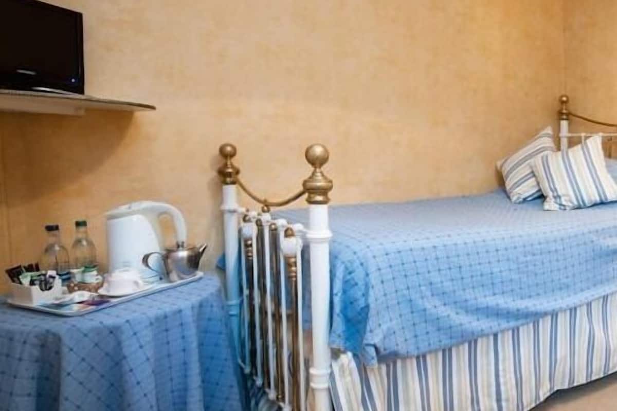 single room, ensuite (shower - room 7)