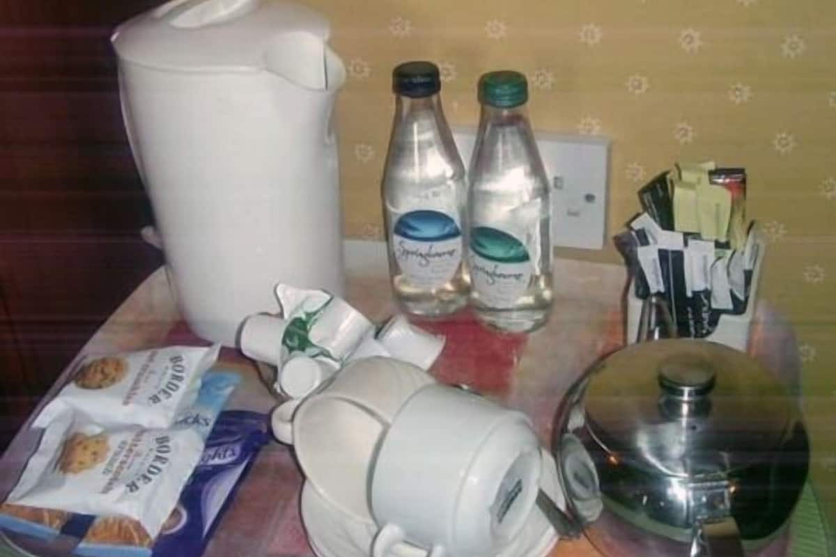 single room, ensuite (shower - room 7) | private kitchen