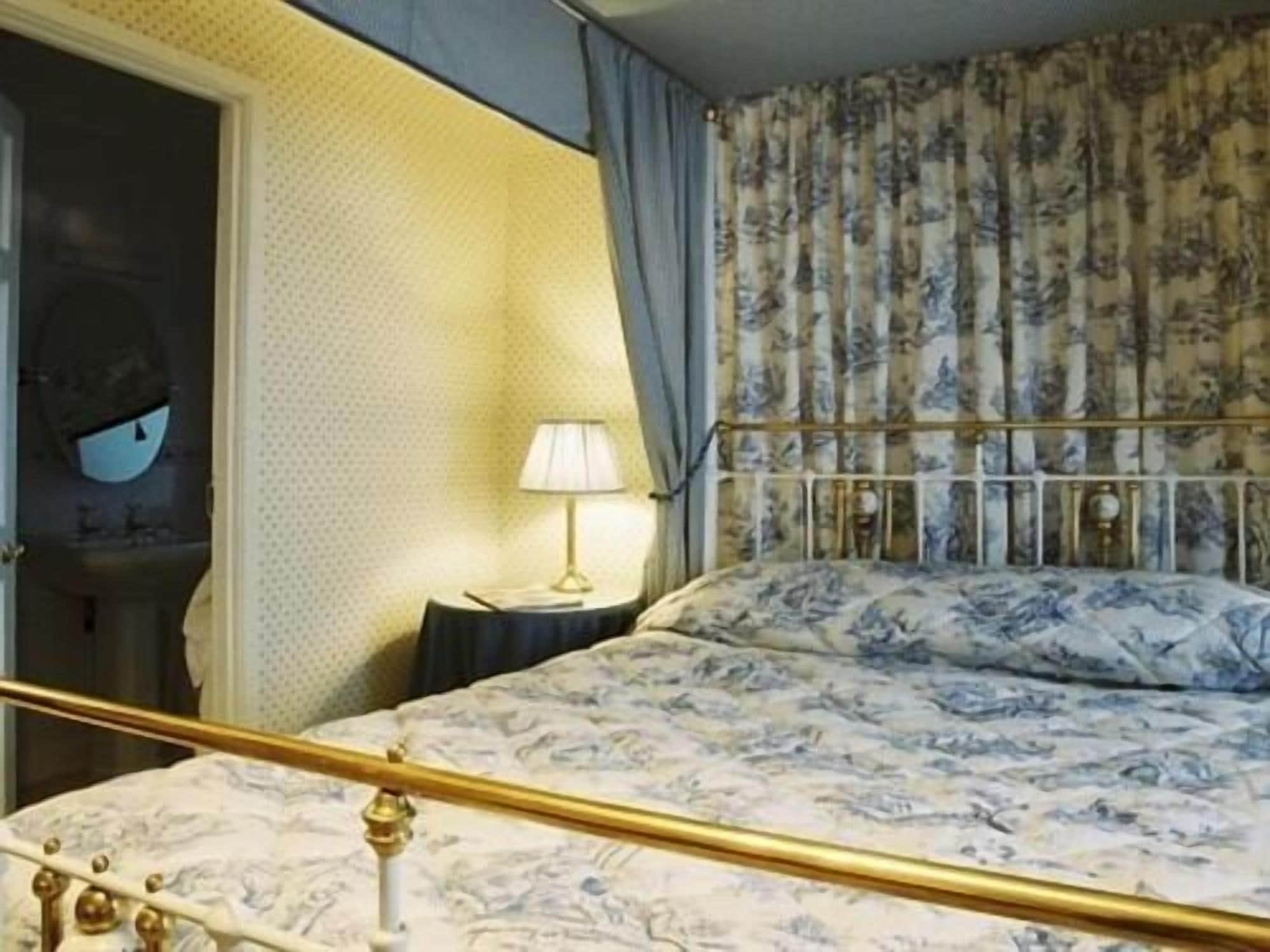 room, 1 queen bed, ensuite (bath - 1, 6 & 9)