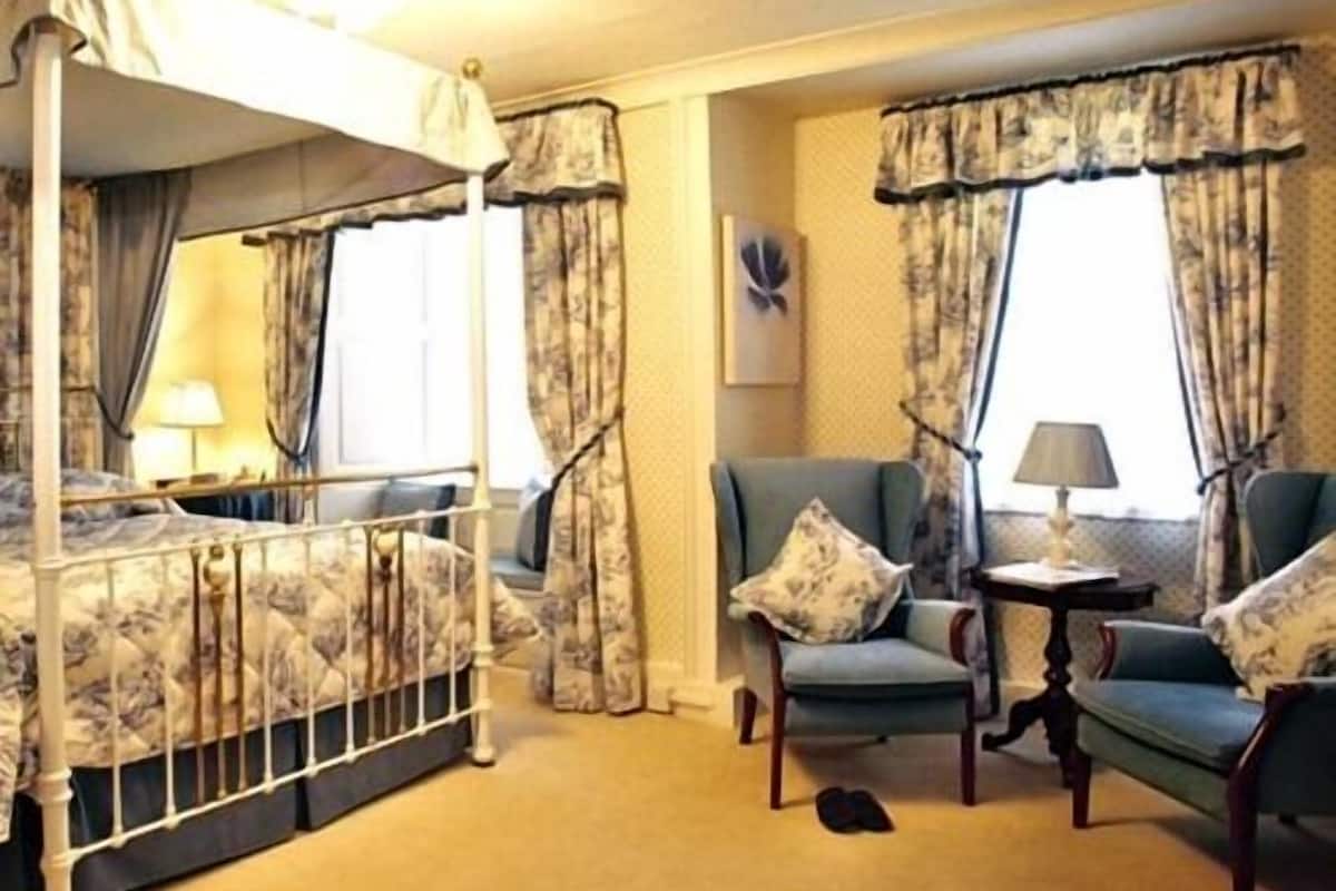 room, 1 queen bed, ensuite (bath - 1, 6 & 9)