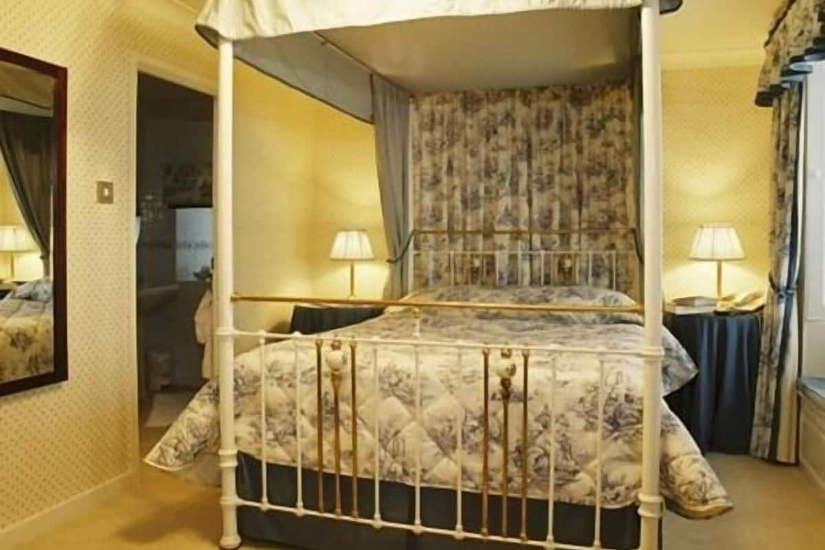 room, 1 queen bed, ensuite (bath - 1, 6 & 9)