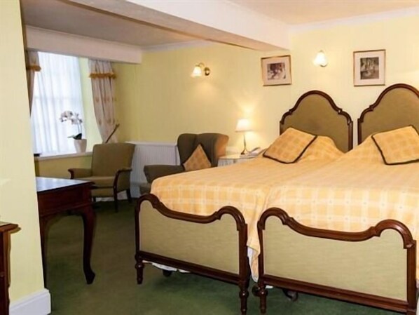 Twin Room, Ensuite (Bath - 4 & 10)