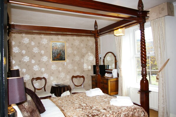 Four Poster Room – Mountain View (Room 2)
