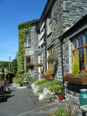 Front of property - Elen's Castle Hotel (Dolwyddelan)