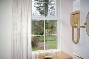 Quarto casal, 1 cama de casal, vista para o jardim ( with Shower Room 6) | Vista do quarto