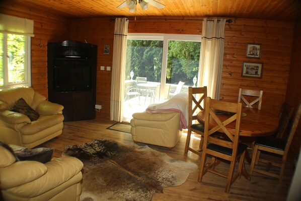 Cabin, 1 Bedroom, Private Bathroom, Annex Building | Living room