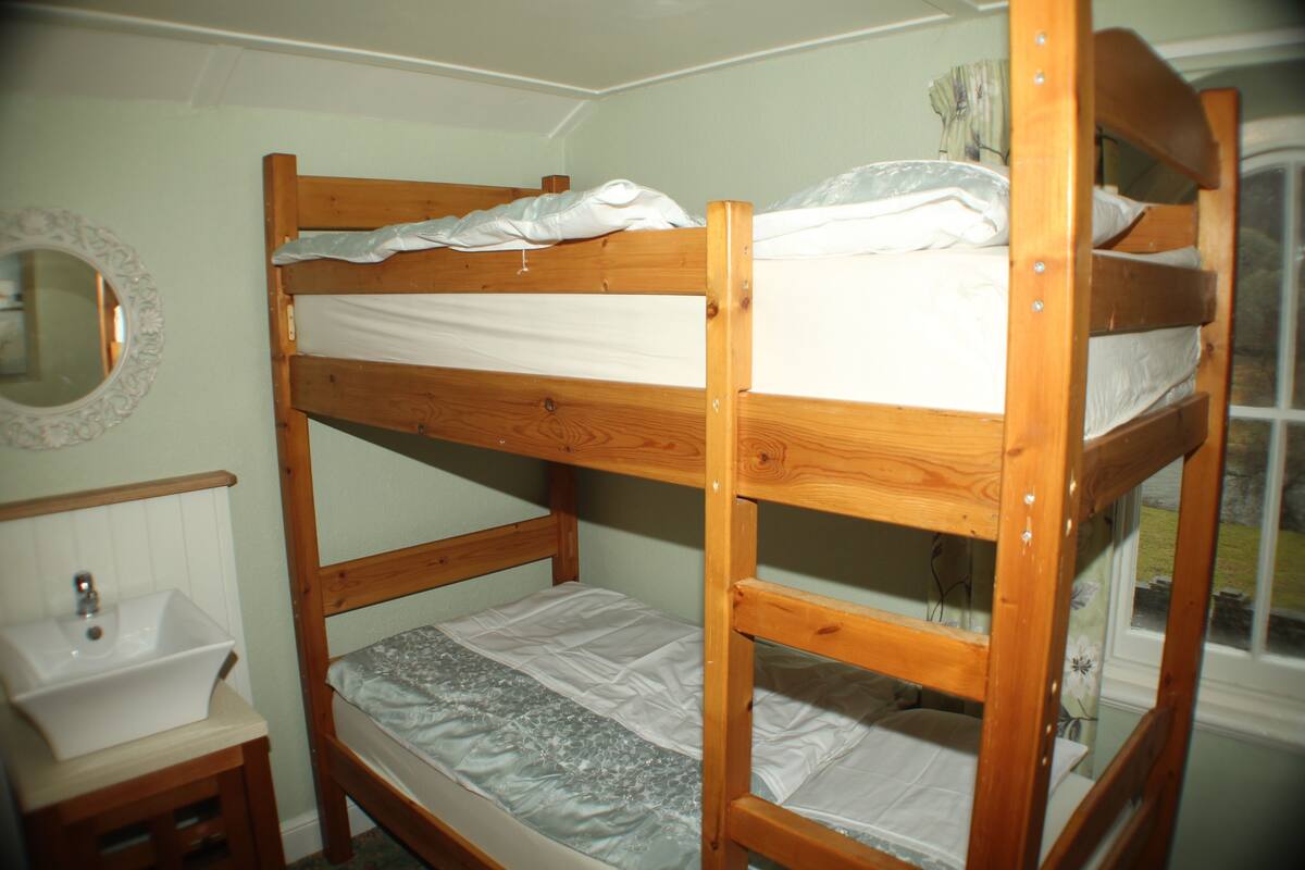 Soundproofing, free WiFi, bed sheets