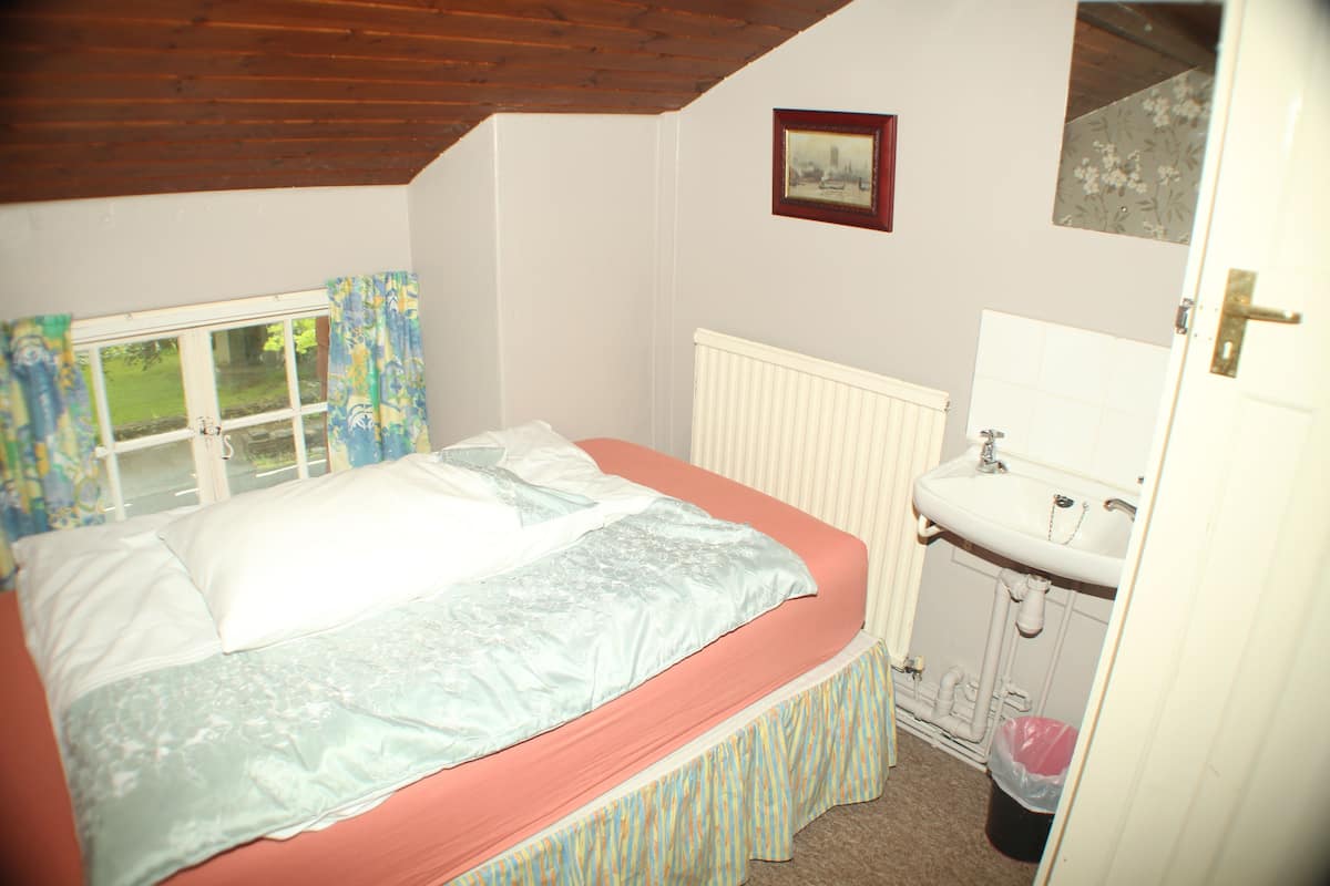 Soundproofing, free WiFi, bed sheets