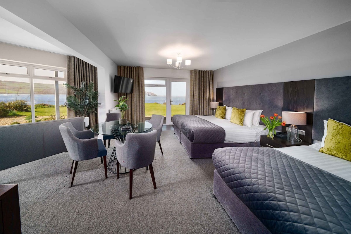 luxury studio suite, 1 king bed, hot tub, sea view | iron/ironing board, free wifi, bed sheets