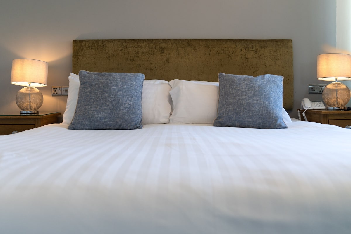 Iron/ironing board, free WiFi, bed sheets