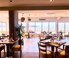 供应早餐、午餐和晚餐，地方菜