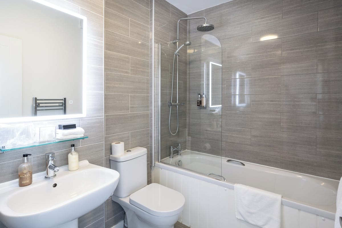 double or twin room, balcony, sea view | bathroom | free toiletries, hair dryer, bathrobes, slippers