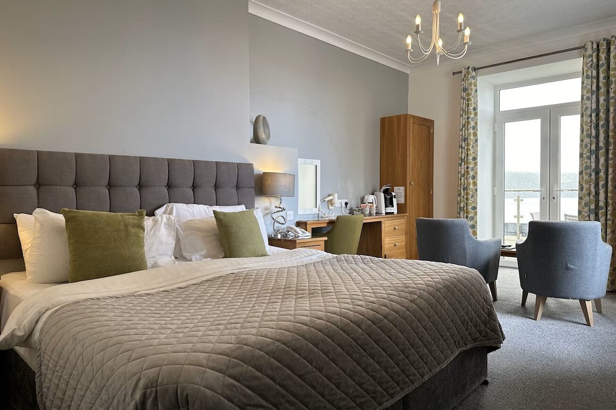 Iron/ironing board, free WiFi, bed sheets