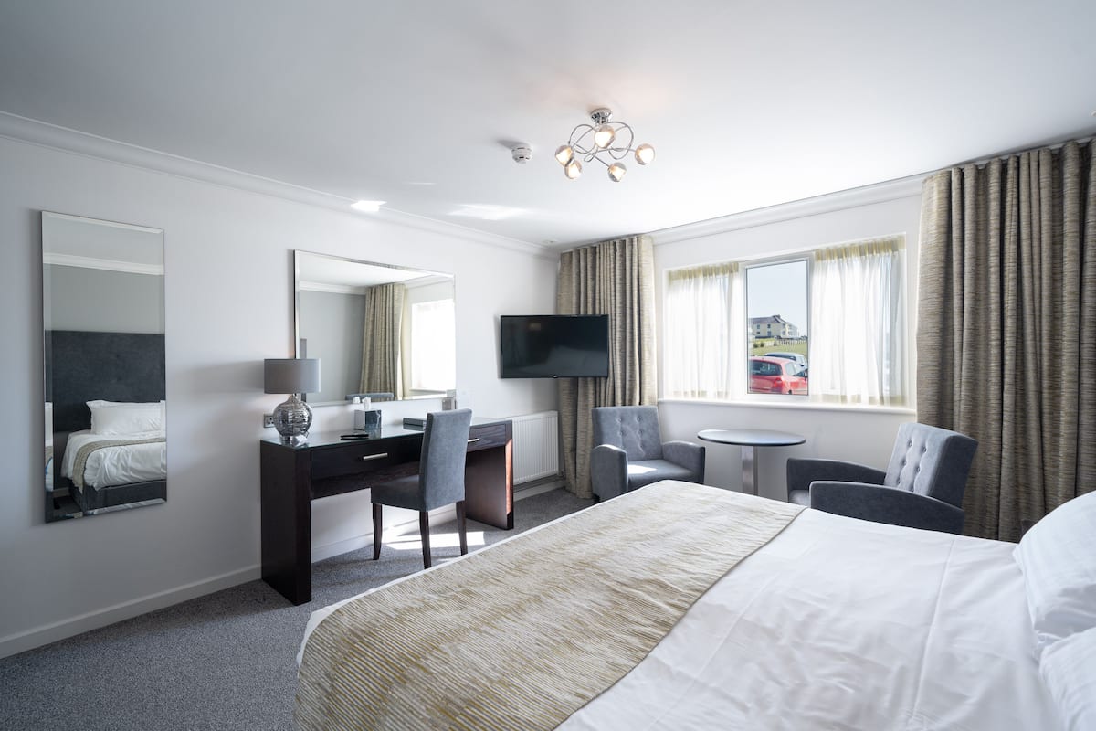 executive room (king) | iron/ironing board, free wifi, bed sheets