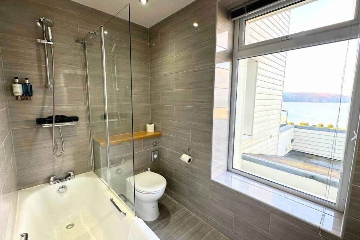family room, balcony, sea view | bathroom | free toiletries, hair dryer, bathrobes, slippers