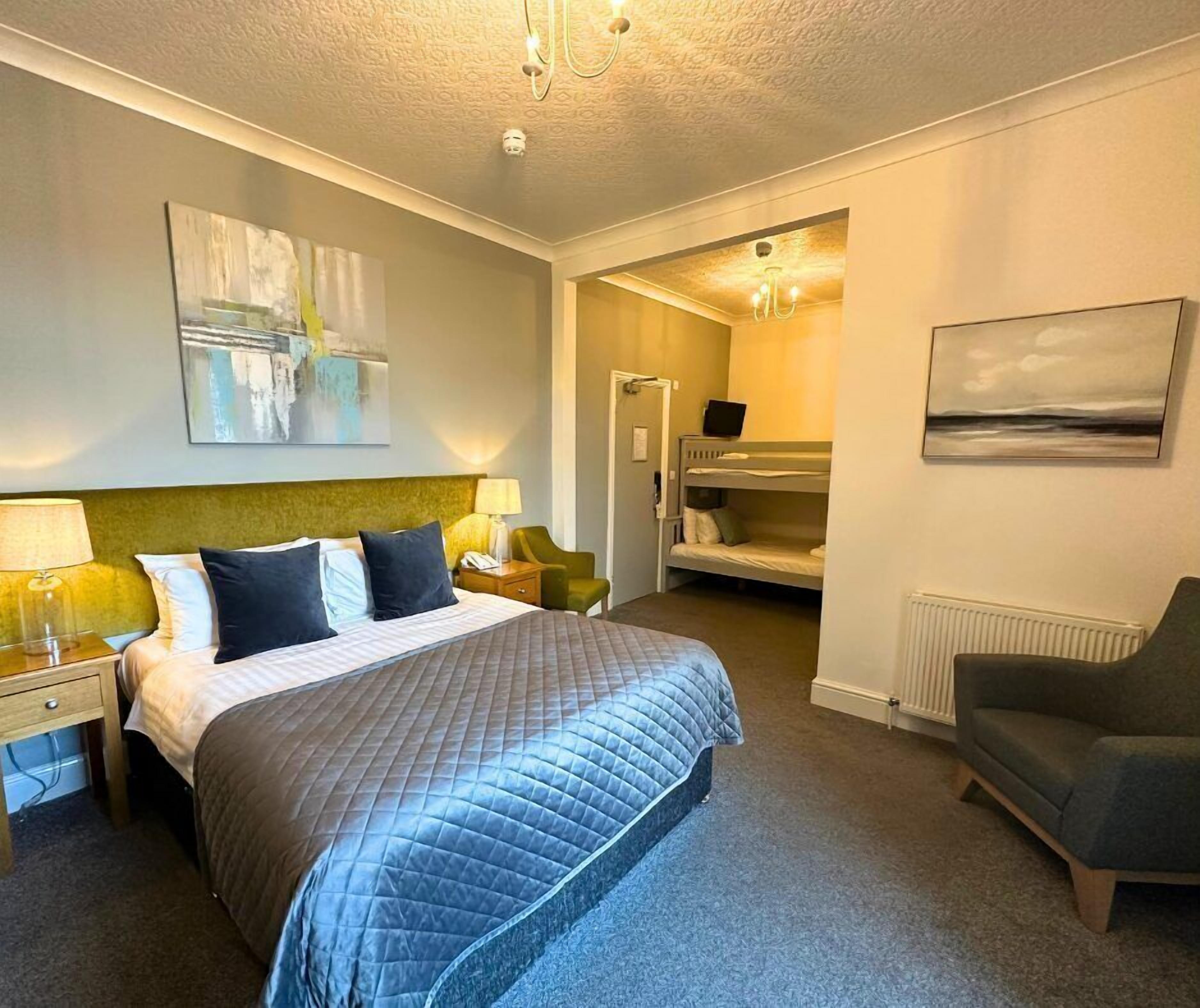 Perhehuone, parveke, merinäköala | Silitysrauta/-lauta, ilmainen Wi-Fi, vuodevaatteet