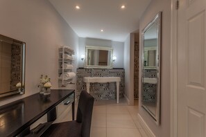 Superior King Room | Bathroom | Shower, free toiletries, hair dryer, bathrobes - Mansion House Llansteffan (Carmarthen)